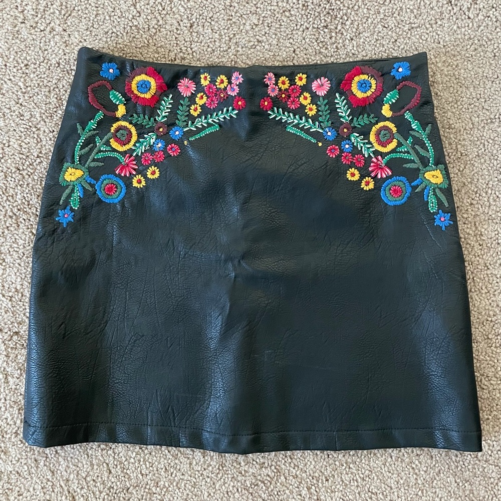NWOT Zara floral embroidered pleather mini skirt